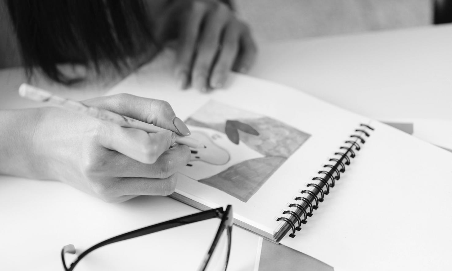 Arbeitsplatz mit professionellem Equipment für digitale Illustration